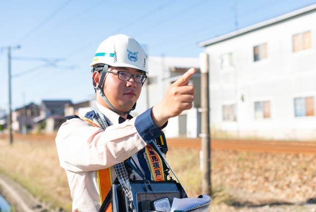  鉄道施設内での見張り警備スタッフ