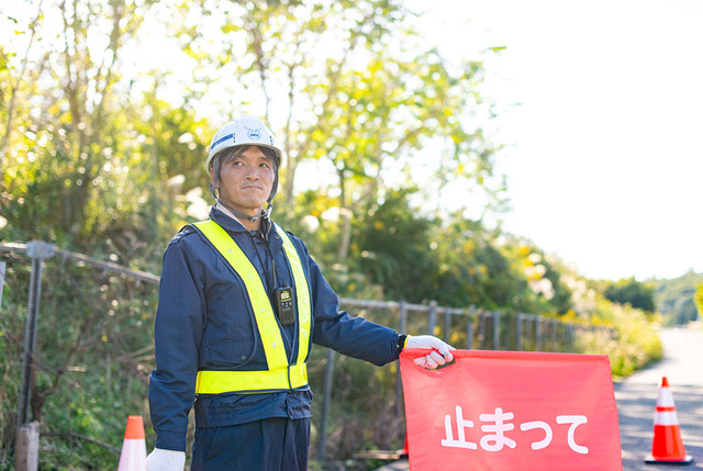 道路工事現場の交通誘導警備スタッフ