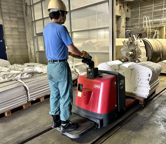 「紙を生むマシンを清掃し、紙づくりを止めない仕事。」大型マシンのケアスタッフ資源回収とマシンのお手入れ）　【日勤勤務】