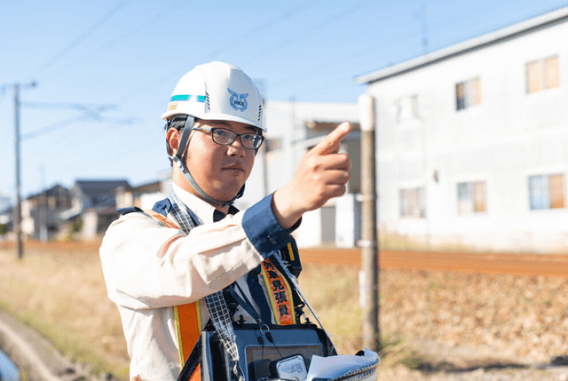 鉄道施設内での見張り警備スタッフ