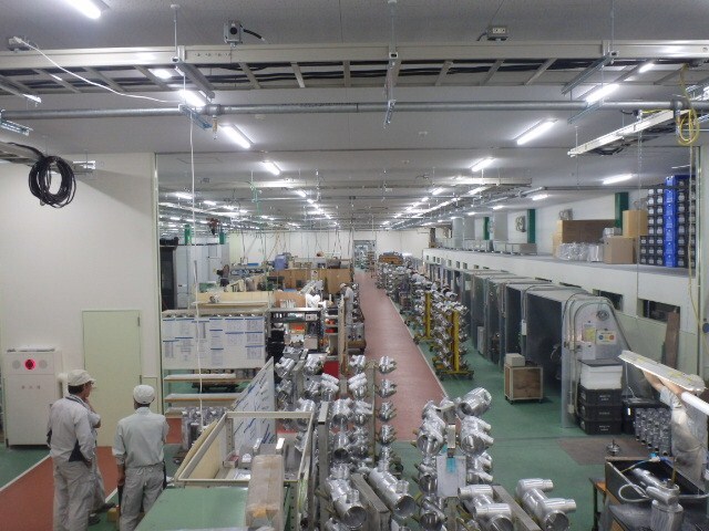 医療機器部品の仕上げ作業スタッフ