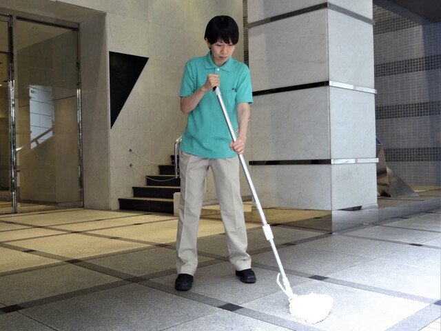 「新横浜駅」商業施設の共有部清掃