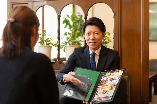 サービススタッフ・正社員／未経験歓迎／レストラン・宴会接客