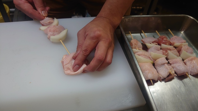 「三美焼鳥」テイクアウト専門焼鳥店の串刺しスタッフ