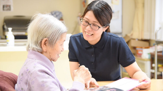 デイサービスの日中サポーター/無資格・未経験OK！日勤のみ！土日祝休み！髪型・髪色自由！