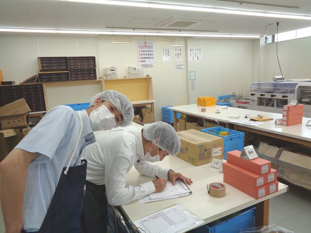 菓子販売会社の包装・検品・出荷作業