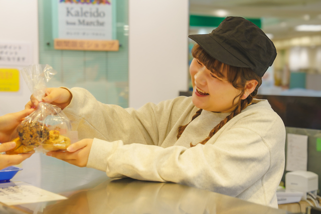 本厚木駅前でのスコーン・スイーツの催事販売スタッフ
