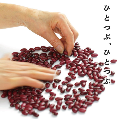 和菓子に使われる豆の選別・加工スタッフ