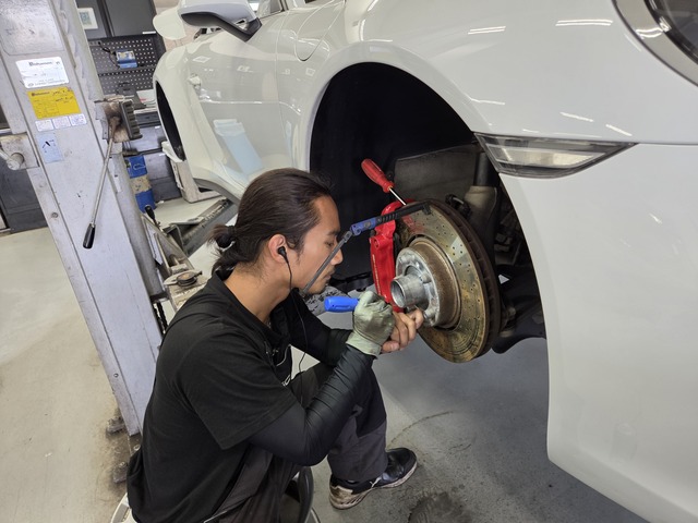 ポルシェ正規ディーラーでの自動車整備士