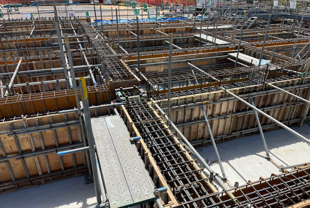 型枠工事の現場作業スタッフ