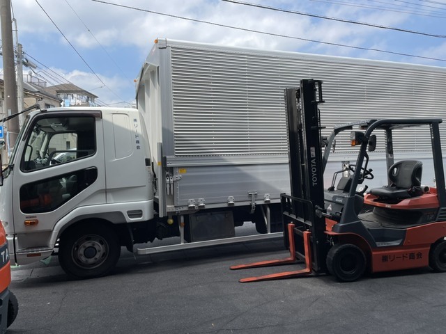 倉庫内でのフォークリフト作業スタッフ