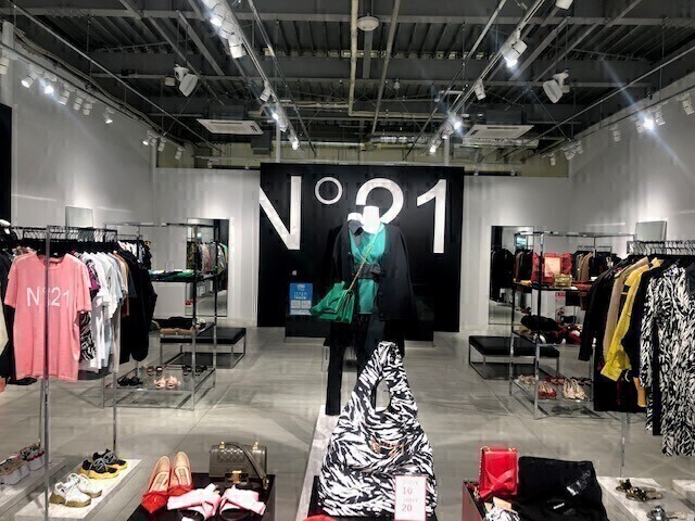 N°21（ヌメロヴェントゥーノ）のアパレル販売スタッフ：契約社員