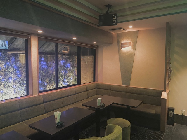 会員制ラウンジのフロアレディ