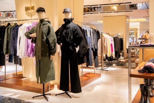 新宿伊勢丹 PATOUのアパレル販売スタッフ：契約社員
