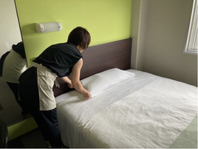 ビジネスホテルの客室清掃スタッフ