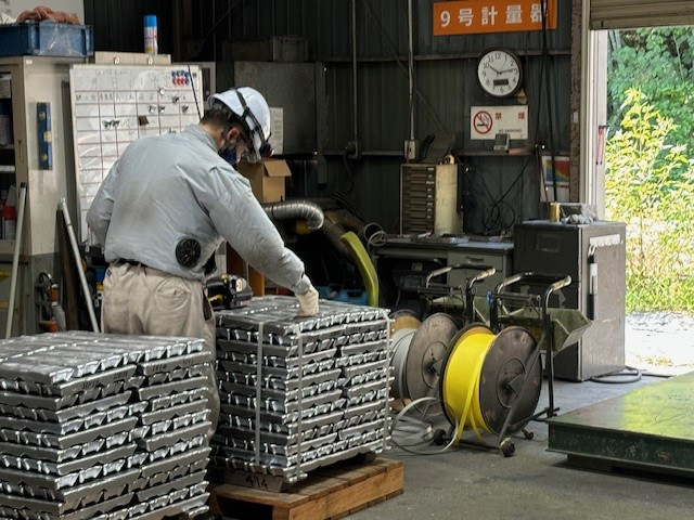 アルミニウム合金地金の作業スタッフ