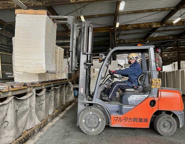 「マシンを支え、紙製品の生産を繋ぐ。限られた出番、だからこそ重要。」紙製品生産に関するシート溶解スタッフ　【メインが日勤勤務・状況により交替勤務】