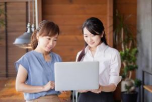 シンプルデザイン雑貨を展開する人気企業で事務☆高時給1800円♪：/ESTAAD036D