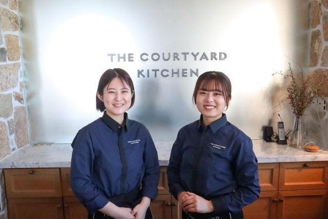 nicoe（ニコエ）レストラン接客スタッフ