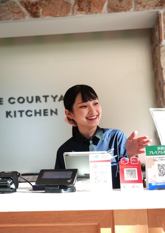 nicoe（ニコエ）レストラン接客スタッフ