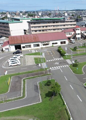 自動車学校での自動車教習指導員