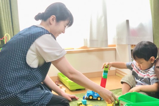 ベビーシッターの大重さんと遊ぶお子さんの様子