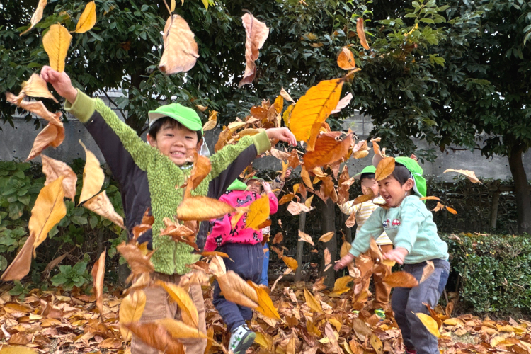 先生たちも、子どもたちと一緒に全力で遊びます