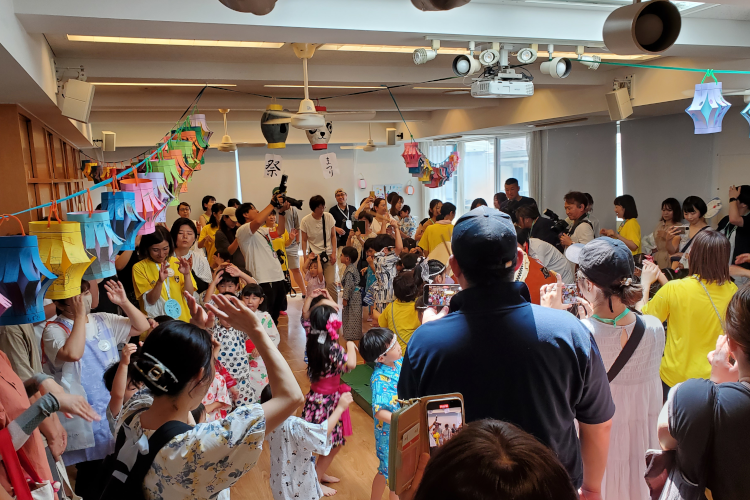 保護者も笑顔で保育に参加