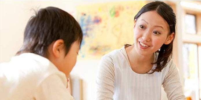自然豊かな環境で生き生きと活動する子どもたちとともに