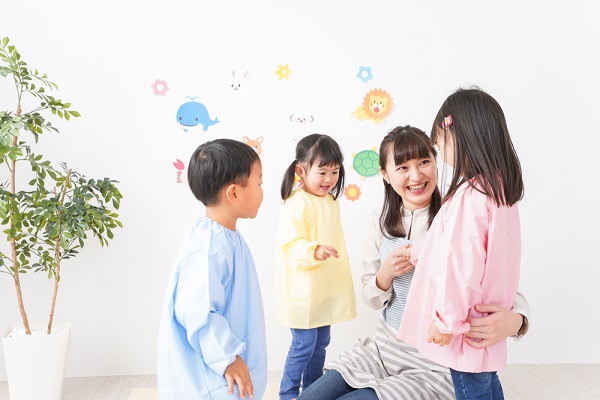 子どもに話しかける先生
