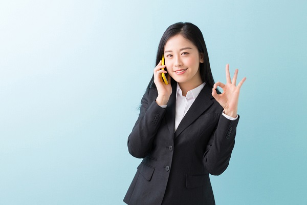 電話をしているスーツの女性の写真