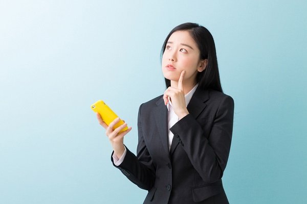 笑顔のスーツの女性