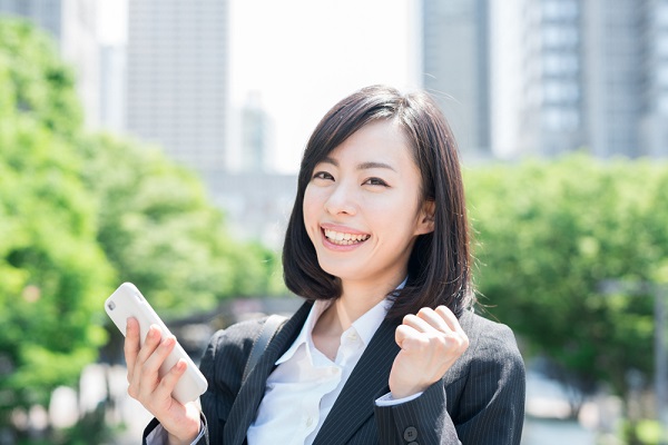 笑顔のスーツの女性