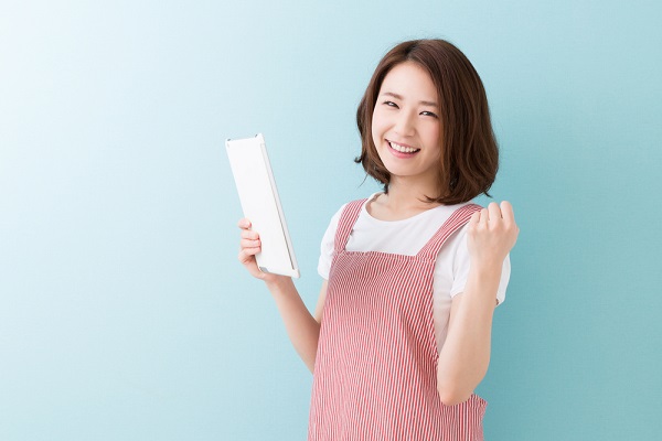 1年目の元気な新人保育士の写真