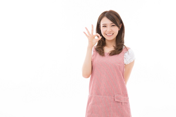 エプロンを身につけた保育士さんの写真