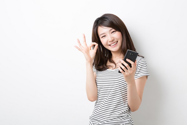 電話を持った学生の写真