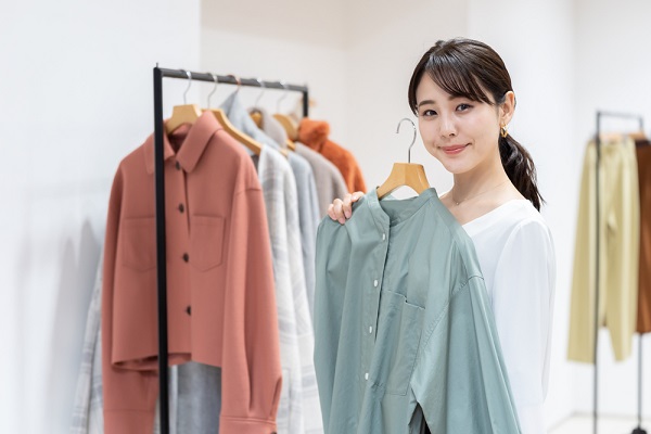 服装を選ぶ学生の写真