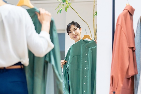鏡の前に立つ女性