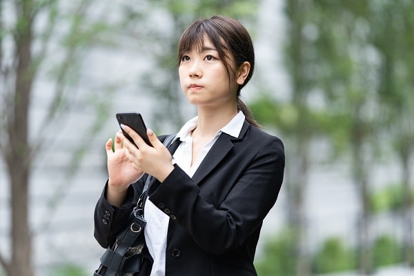 就活に励む女性
