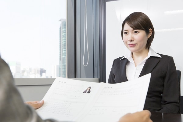 面接を受ける女性