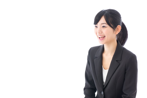 スーツを着た女性