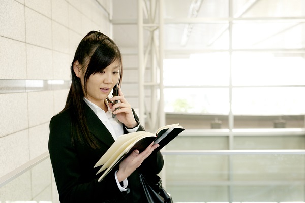 電話をする女性