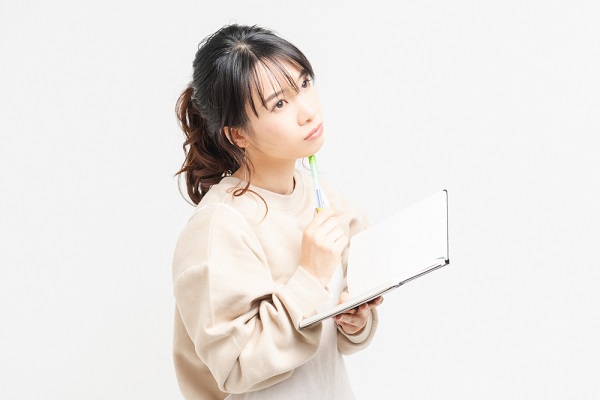 保育実習の目標を考える学生の写真