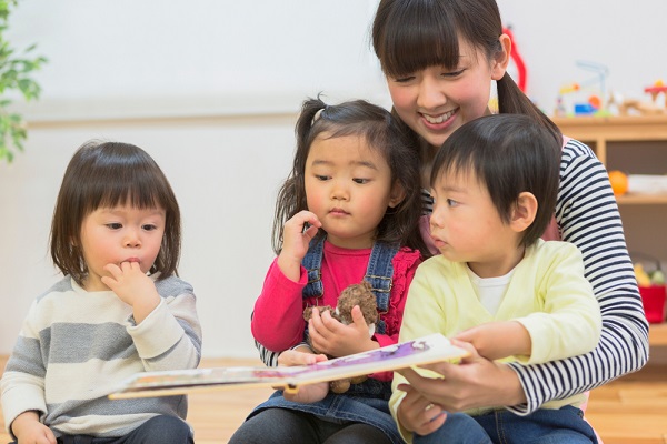 保育実習に参加する学生の写真