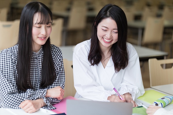 保育士を目指す女子大学生の写真