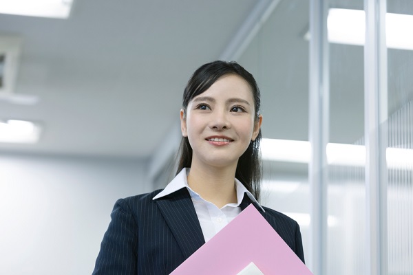ノートを持っている女性