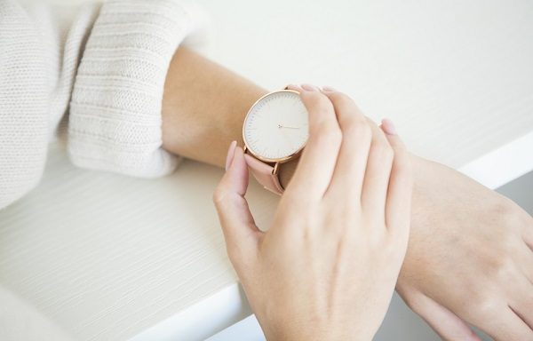 保育士にとって腕時計は必要 保育現場で使いやすい腕時計の選び方やポイント 保育学生の就活お役立ちコラム 保育士バンク 新卒