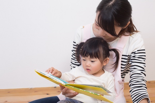 絵本を読む先生