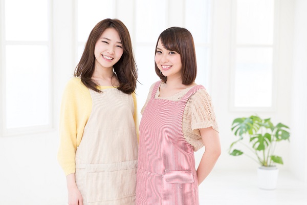 エプロンをしている2人の女性