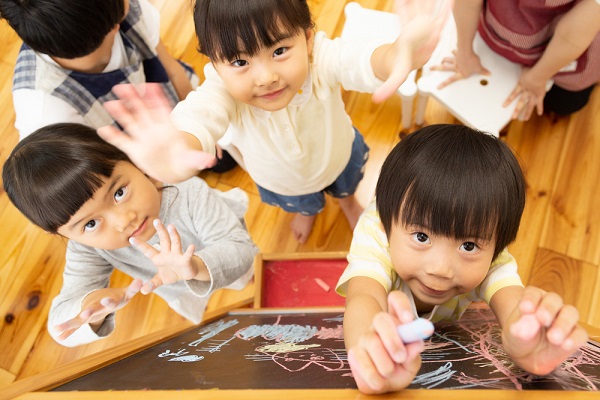 子どもが集まっている様子